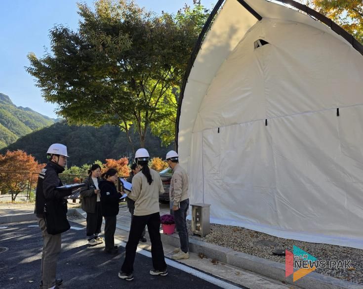수원시 관계자들이 청량산 수원캠핑장에서 위험성 평가를 하고 있다.