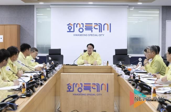 정명근 화성특례시장이 지난 7월 시청 재난안전상황실에서 폭염 대비 긴급 대책회의를 주재하고 있다