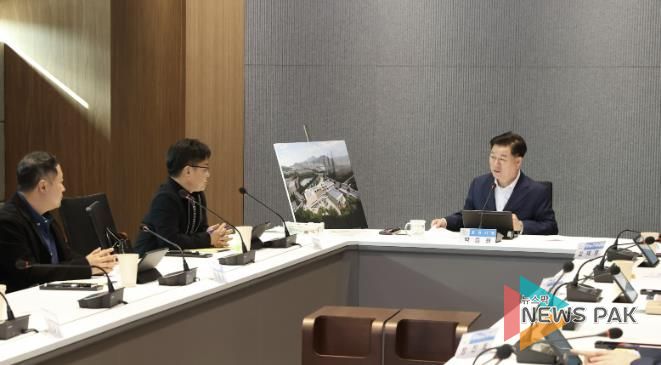 박승원 광명시장이 29일 시청 컨퍼런스룸에서 열린 ‘일직동 문화예술복합센터 및 공공도서관 건립공사 기본 및 실시설계 용역’ 최종보고회에 참석해 발언하고 있다.