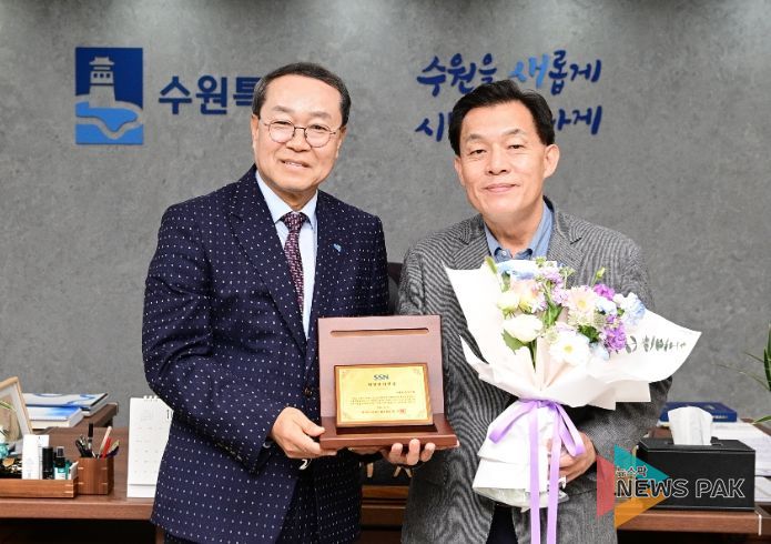 이재준 수원시장(오른쪽), 경기도사회복지협의회 강기태 회장이 함께하고 있다.