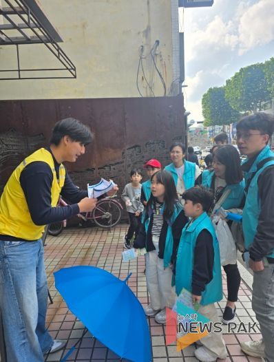 지난 25일 ‘수원화성 볼런투어’에 참여한 안성시가족봉사단이 김세환 집터 앞에서 자원봉사의 역사퀴즈를 듣고 있다.