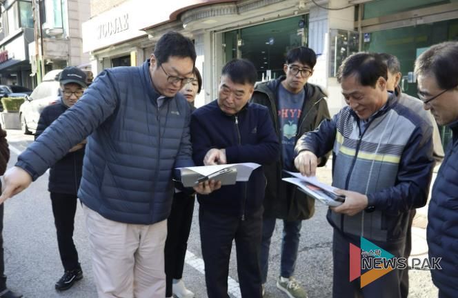 황인섭 동안구청장이 28일 귀인동 학원가 먹자골목 포트홀 현장을 점검했다.