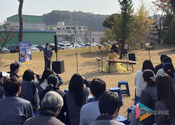 화성시립양감작은도서관이 31일 기업 근로자를 위한 찾아가는 문화공연을 운영하고 있다