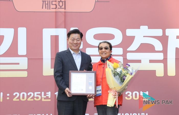 박승원 광명시장이 지난 1일 ‘하담길’(하안주공 9단지·10단지 사이길)에서 열린 ‘제5회 하담길 마을축제’에 참석해 하안4동 주민자치회 위원에게 시장표창을 수여하고 기념사진을 촬영하고 있다.