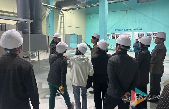 동원F&B 폐수처리장 인근에 거주하는 주민들이 악취 개선 공사 현황을 확인하고 있다.