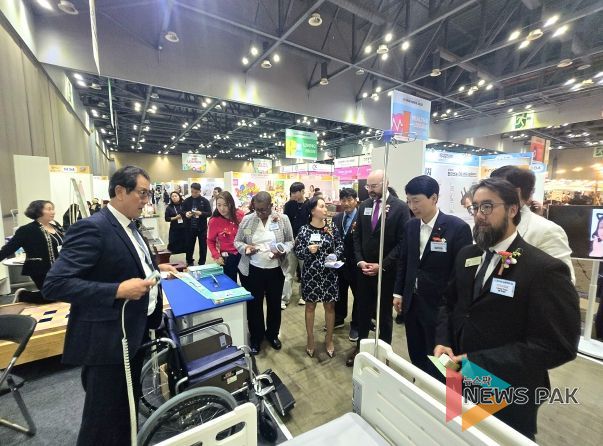 경상원 김민철 원장이 미국 조지아 경제사절단 등과 함께 '소공인 박람회' 참가사의 제품 설명을 듣고 있다.