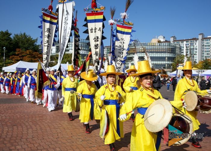 고양문화원 취타대의 힘찬 연주에 맞춰 31개 시군이 입장하고 있다.
