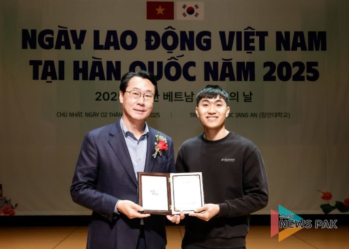 정명근 화성특례시장이 수상자와 함께 기념촬영을 하고있다