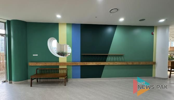 어르신 인지건강 증진을 위한 실내 다감각 정원 '소하담숲' 모습. 사진 오른편 내부 정원에서 왼편 외부 정원으로 나가는 복도의 벽을 자연의 색을 재해석한 색으로 칠했다.