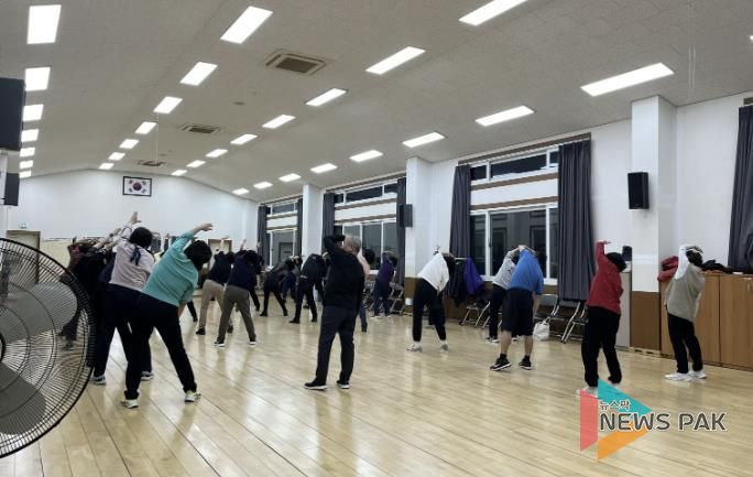 수원시 권선구 세류3동 생활체육교실 수강생, 저소득 청소년 위해 기부금 전달하며 나눔 실천