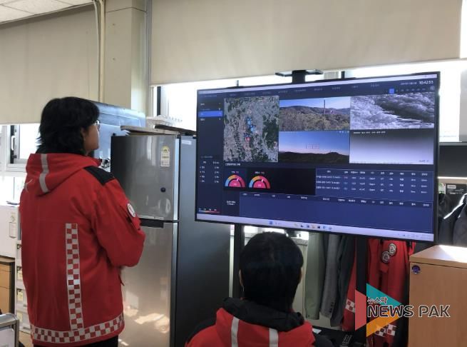 광명시 산불방지대책본부에서 실시간으로 송출되는 산불 감시 영상과 AI 복합진단 알고리즘 기술로 분석한 결과를 모니터링하고 있다.