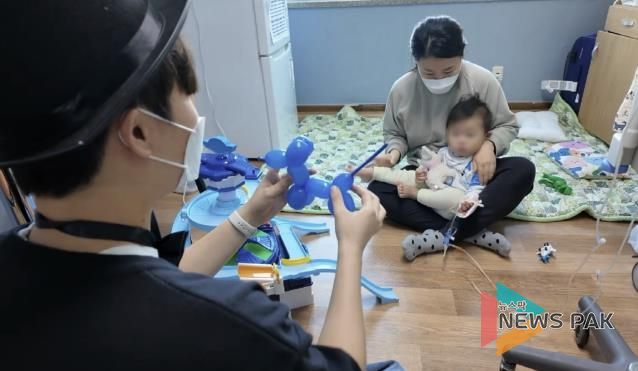 마술동아리 마피아가 소아병원 어린이를 대상으로 마술쇼를 펼치고 있다.