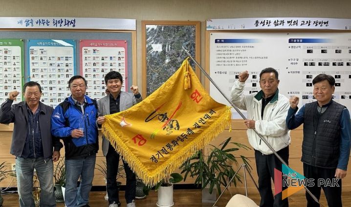 황라두레팀이 6일 장안면에 2025 한마음체육대회 농악 부분 장원상 기념패 및 깃발을 전달했다