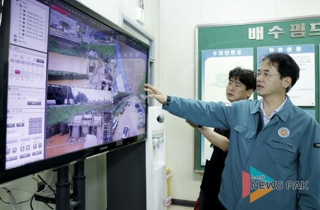 지난 8월 강매배수펌프장 현장점검 중인 이동환 고양특례시장