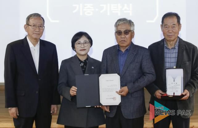 6일 열린 화성시역사박물관 제10회 기증 기탁의 날 기념행사에서 유물 기증자들이 기념촬영을 하고 있다