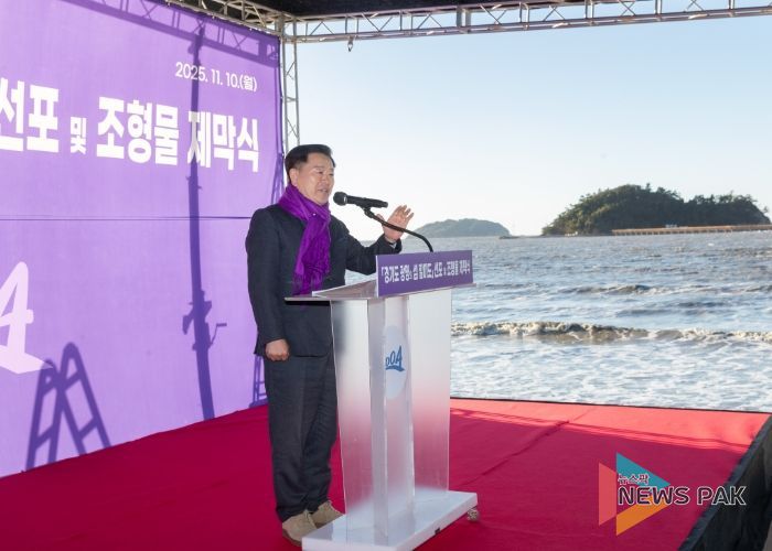 박승원 광명시장이 전라남도 신안군 자은면 할미도에서 열린 '광명의 섬' 선포식과 상징 조형물 제막식에 참석해 인사말을 하고 있다.