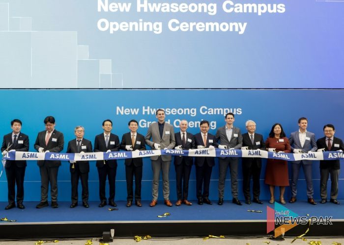 12일 ASML 화성뉴캠퍼스 준공식에서 주요 내빈들이 테이프 커팅을 하고 있다