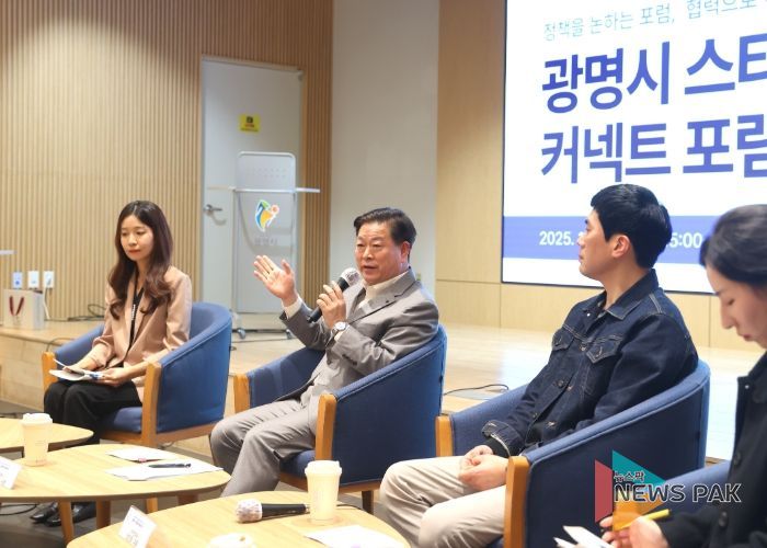 박승원 광명시장이 12일 오후 광명업사이클아트센터에서 열린 ‘광명시 스타트업 커넥트 포럼’의 토크콘서트에 참석해 발언하고 있다.
