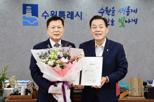 이재준 수원시장(오른쪽)과 이영인 수원도시공사 신임 사장이 함께하고 있다.