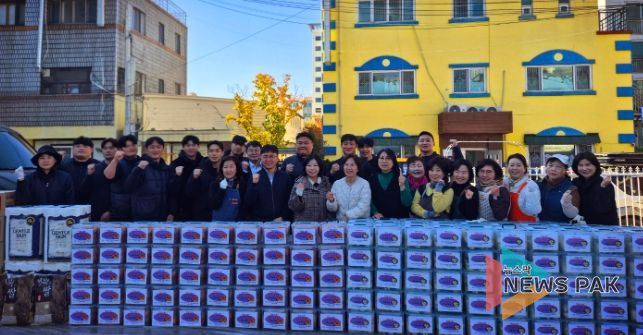 수원시 여성단체협의회가 사랑의 김장 담그기 행사 후 기념사진을 촬영하고 있다.