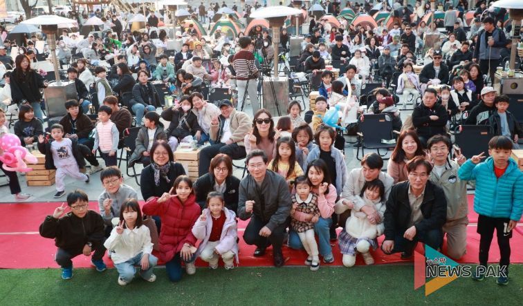 이상일 용인특례시장이 15일 용인포은아트홀 문화광장에서 열린 ‘2025 어텀라운지 페스티벌’에 참석해 시민과 소통의 시간을 갖고 있다