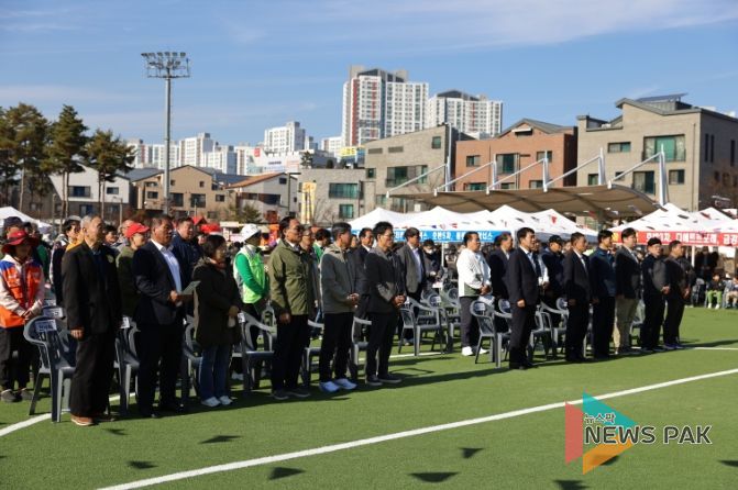 동탄9동 체육대회에 개회에 앞서 차성훈 동탄출장소장과 배정수 호성특례시 의회 의장 등 내빈과 참가자들이 국민의례를 하고 있다