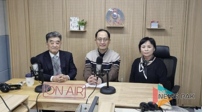 지난 6일 첫 방송을 녹음한 참석자들이 기념사진을 촬영하고 있다.(왼쪽부터 우명동 성신여대 명예교수, 자치분권협의회 구균철 의장, 윤양옥 위원)