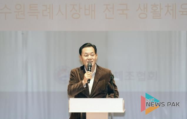 이재준 수원시장이 제1회 수원특례시장배 전국 생활체육 체조대회에서 인사말을 하고 있다.