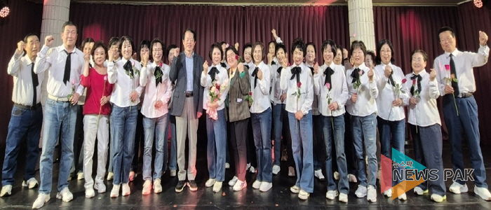 수원시 영통구 광교2동 라온시니어 합창단, 주민 환호 속에 정기연주회 성료