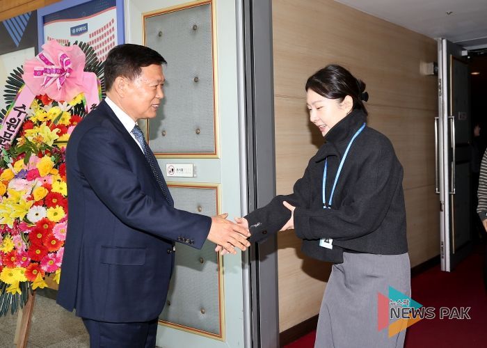 이영인 제4대 신임 수원도시공사 사장이 이날 오전 한누리아트홀에서 열린 취임식에서 공사 임직원들과 인사를 나누고 있다. (사진=수원도시공사 제공)