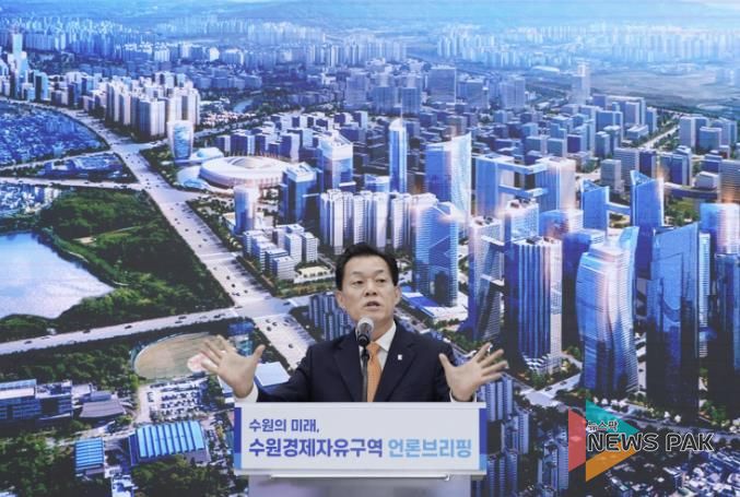 이재준 수원특례시장이 지난 6월 수원 경제자유구역 언론브리핑을 열고 지정을 위해 노력하겠다고 설명하고 있다.