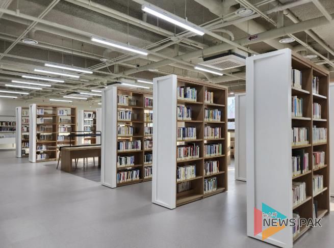 구성도서관 서가