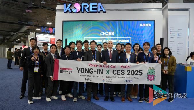 지난해 1월 7일 미국 라스베이거스에서 열린 CES 2025 용인시 단체관에서 이상일 시장과 용인 기업 관계자들이 기념 촬영을 하는 모습