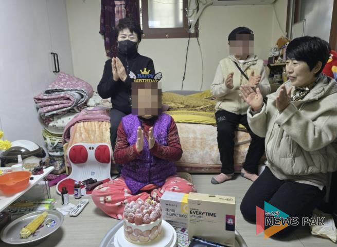 수원시 팔달구 지동, 홀몸어르신께 따뜻한 생신 축하와 선물 전달