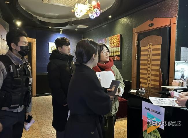 수원시와 유관기관 관계자들이 인계동 소재 유흥주점업소 대상으로 합동 점검을 하고 있다