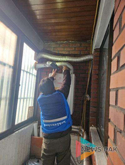 광명시 철산2동 지역사회보장협의체는 지난 18일, 본격적인 겨울철을 앞두고 어르신들의 안전한 겨울나기를 위해 관내 경로당 2곳과 공동생활시설 ‘동행’을 방문해 수도와 난방시설의 사전 안전 점검을 실시했다.