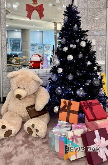 광명시 철산3동 행정복지센터는 연말연시를 맞아 주민들이 따뜻하고 희망찬 분위기 속에서 민원 서비스를 이용할 수 있도록 청사 내·외부에 크리스마스 장식을 설치했다고 19일 밝혔다.