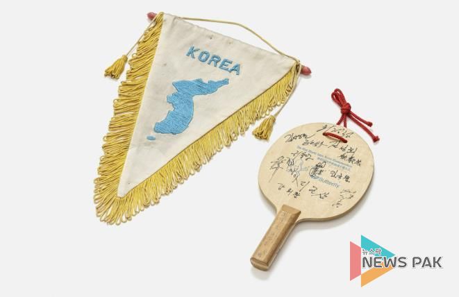 1991년 최초로 구성된 남북단일팀 탁구선수단이 사용한 서명 탁구채와 삼각기