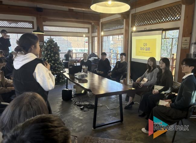 이주배경청소년 선·후배가 교류하는 진로콘서트를 열고 있다.