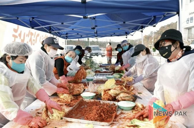 시흥시 신현동, 사랑과 온기 전하는 ‘김장 나눔 행사’ 진행