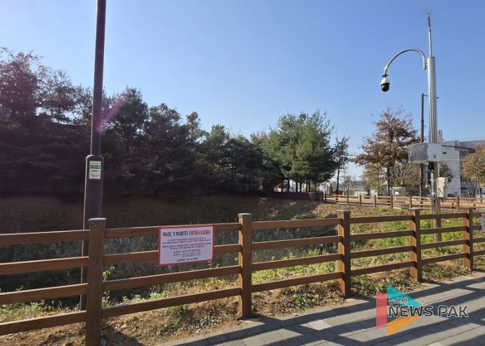 고양시 일산서구, 덕이 제1저류지 노후 안전휀스 교체- 도시미관 고려, 목재 울타리 형태로 재설치…2011년 설치 이후 14년 만에 새 단장