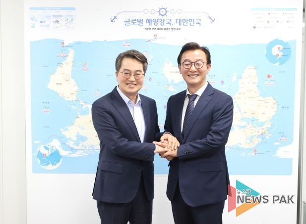 21일 오후 김동연 경기도지사와 전재수 해양수산부 장관이 기념촬영을 하고있다.