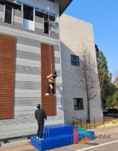 고양시 시민안전체험관 완강기 실외체험장에서 체험자가 스마트 에어백을 착용하고 안전체험을 진행하고 있다.