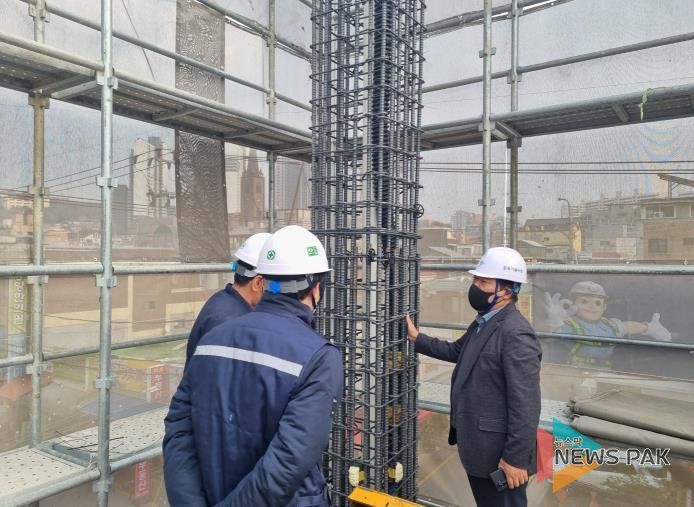 점검반이 건축공사장을 점검하고 있다.