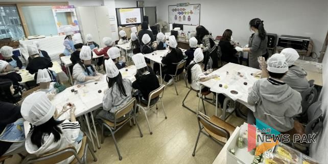 수원시 권선구 공부잘하는독서학교 지역아동센터, 쿠키 나눔과 기부물품 전달을 통해 따뜻한 연말 나눔 실천