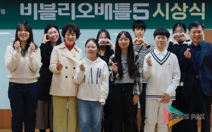 시상식에서 안필연 대표이사(좌측 세번째), 정구선 도서관본부장(우측 첫 번째)이 수상자들과 포즈를 취하고 있다.