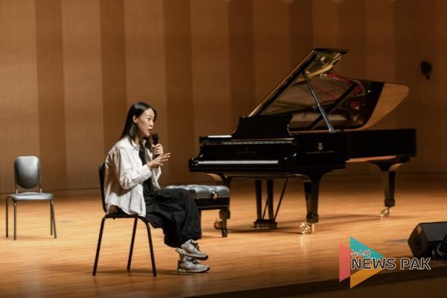 마스터클래스에서 고양예고 학생들의 질문에 답변하는 피아니스트 손열음