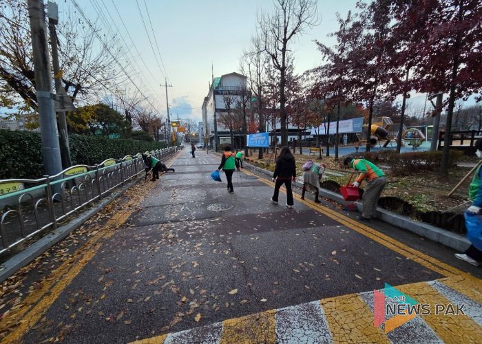 광명시 광명6동 통장협의회는 지난 26일 이면도로 및 빗물받이 내부 낙엽 청소를 실시했으며, 이어 27일에는 자율방재단이 같은 구간을 중심으로 낙엽 청소를 진행했다.