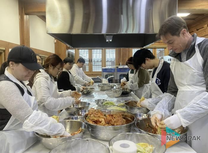 프로그램 참가자들이 김장을 담그고 있다