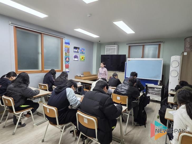 아동용 우울 척도 검사지(CDI) 자가 진단을 하는 모습